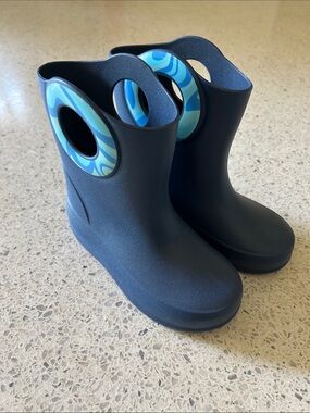 Okabashi Kids Navy Rain Boots with Blue Patterned Handles